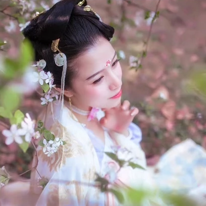 繁花浪漫帶團扇女生頭像，唯美古風真人頭像