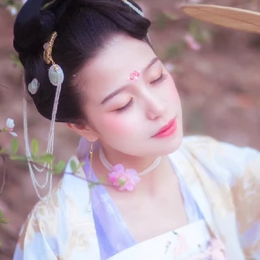 繁花浪漫帶團扇女生頭像，唯美古風真人頭像