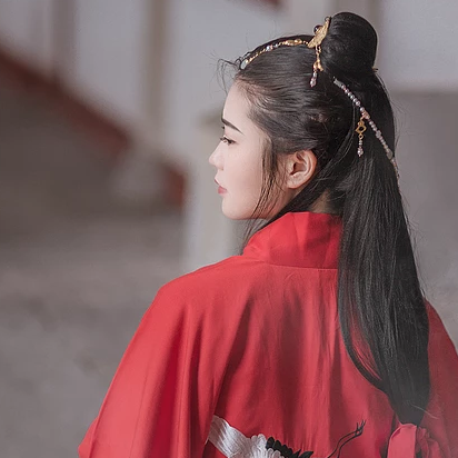 優雅紅衣女生頭像，唯美古風真人頭像