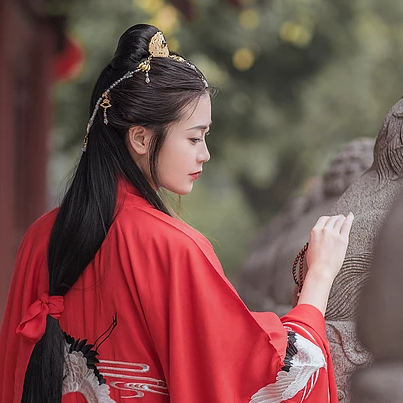 優雅紅衣女生頭像，唯美古風真人頭像
