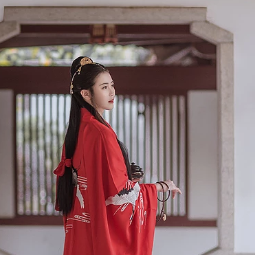 優雅紅衣女生頭像，唯美古風真人頭像