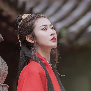 優雅紅衣女生頭像，唯美古風真人頭像