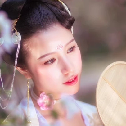 繁花浪漫帶團扇女生頭像，唯美古風真人頭像