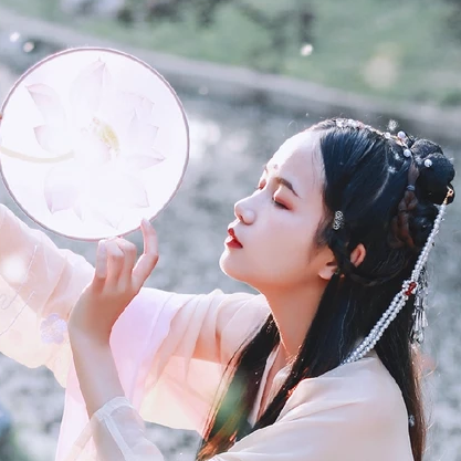 柳絮飄揚帶折扇女生頭像，唯美古風真人頭像