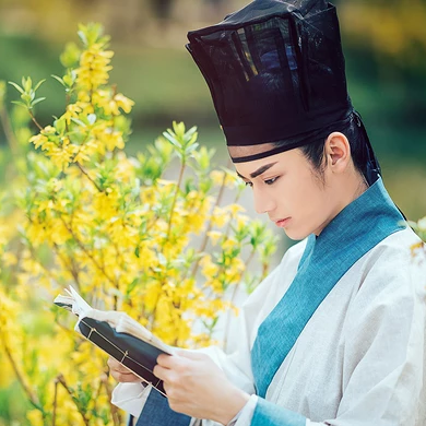 書生賞花游玩男生頭像，唯美古風真人頭像