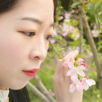 花開帶折扇女生頭像，唯美古風真人頭像