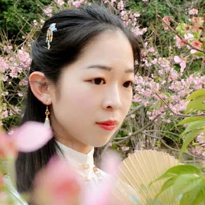 花開帶折扇女生頭像，唯美古風真人頭像