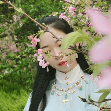 花開帶折扇女生頭像，唯美古風真人頭像