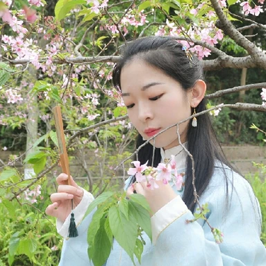 花開帶折扇女生頭像，唯美古風真人頭像