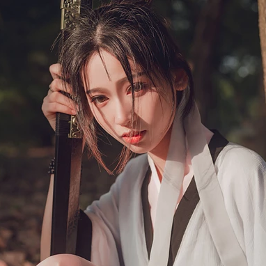 瀟灑霸氣帶兵器女生頭像，唯美古風真人頭像
