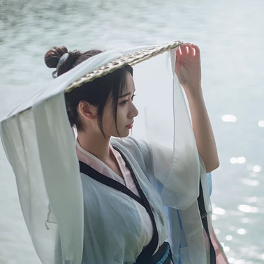 瀟灑霸氣帶兵器女生頭像，唯美古風真人頭像