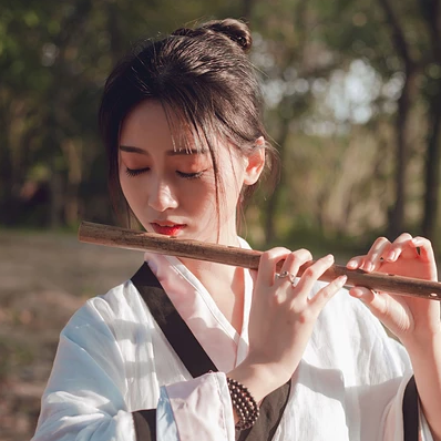 瀟灑霸氣帶兵器女生頭像，唯美古風真人頭像
