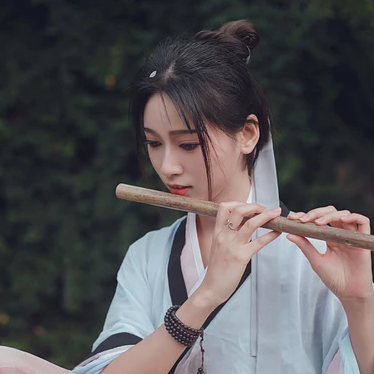 瀟灑霸氣帶兵器女生頭像，唯美古風真人頭像