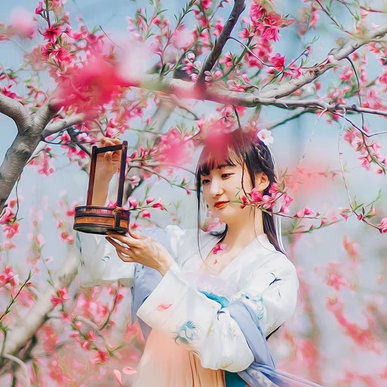 清新桃花女生頭像，唯美古風真人頭像