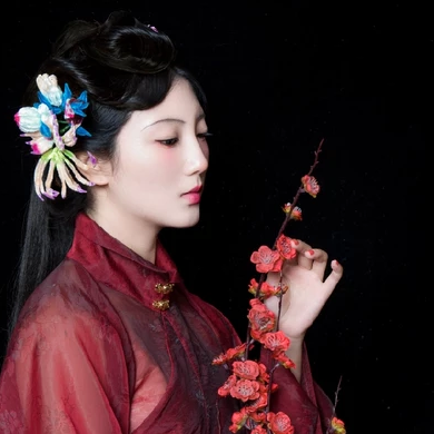 典雅梅花女生頭像，唯美古風真人頭像