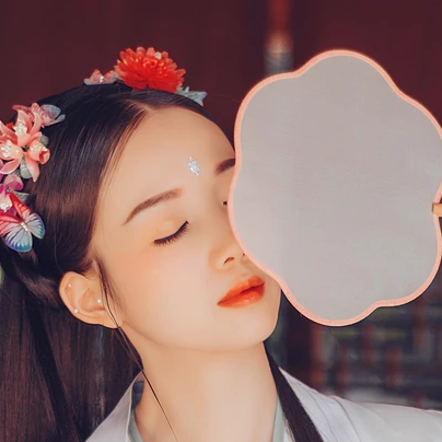 清新精致帶團扇女生頭像，唯美古風真人頭像
