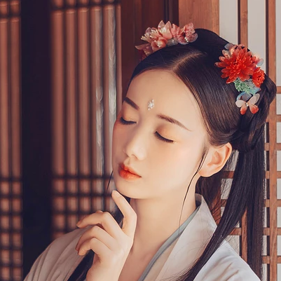 清新精致帶團扇女生頭像，唯美古風真人頭像