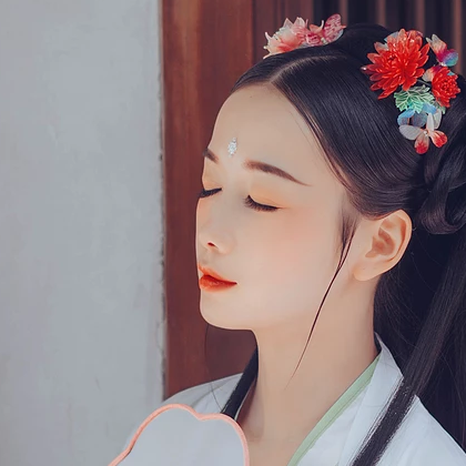 清新精致帶團扇女生頭像，唯美古風真人頭像