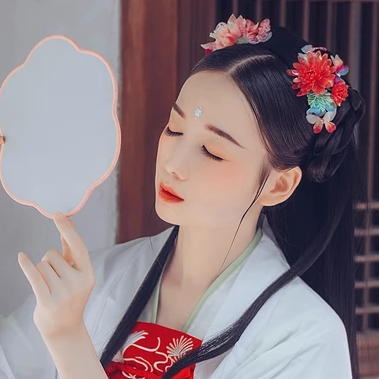 清新精致帶團扇女生頭像，唯美古風真人頭像