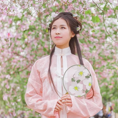 繁花盛開帶團(tuán)扇女生頭像，唯美古風(fēng)真人頭像
