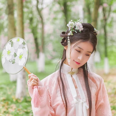 繁花盛開帶團(tuán)扇女生頭像，唯美古風(fēng)真人頭像