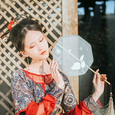 枯枝秋意帶團扇女生頭像，唯美古風真人頭像