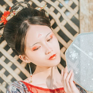 枯枝秋意帶團扇女生頭像，唯美古風真人頭像