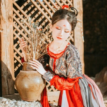 枯枝秋意帶團扇女生頭像，唯美古風真人頭像