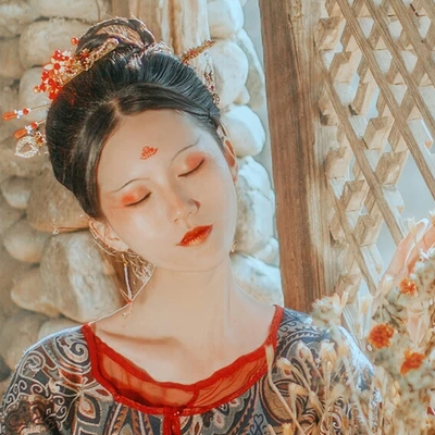 枯枝秋意帶團扇女生頭像，唯美古風真人頭像