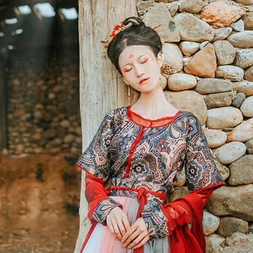 枯枝秋意帶團扇女生頭像，唯美古風真人頭像