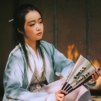 離別傷感帶折扇女生頭像，唯美古風真人頭像