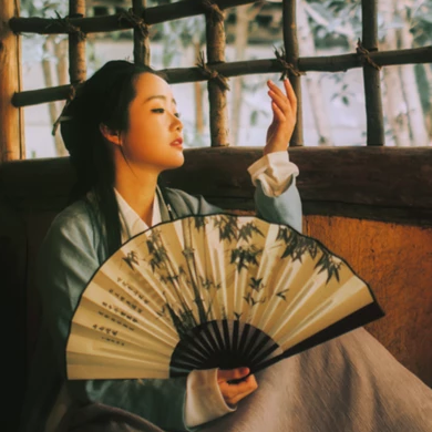 離別傷感帶折扇女生頭像，唯美古風真人頭像
