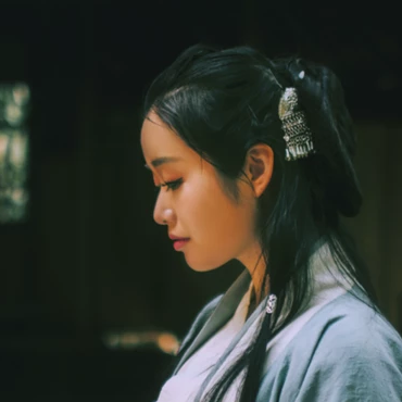 離別傷感帶折扇女生頭像，唯美古風真人頭像
