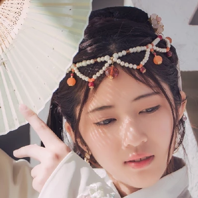 青春白衣帶折扇女生頭像，唯美古風真人頭像