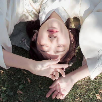 青春白衣帶折扇女生頭像，唯美古風真人頭像