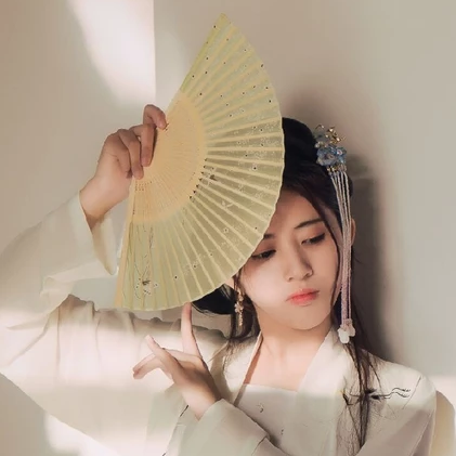 青春白衣帶折扇女生頭像，唯美古風真人頭像