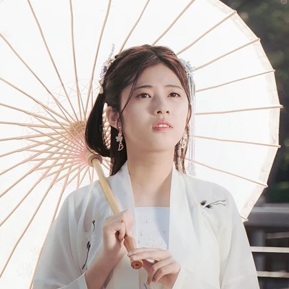 青春白衣帶折扇女生頭像，唯美古風真人頭像