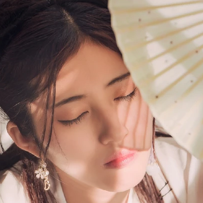 青春白衣帶折扇女生頭像，唯美古風真人頭像