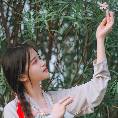 清新淑女持團扇女生頭像，唯美古風真人頭像