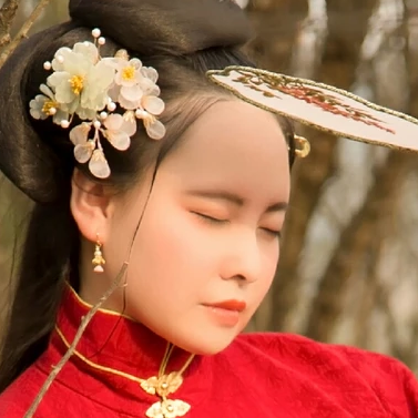 紅衣持團扇女生頭像，唯美古風(fēng)真人頭像