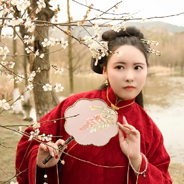 紅衣持團扇女生頭像，唯美古風(fēng)真人頭像