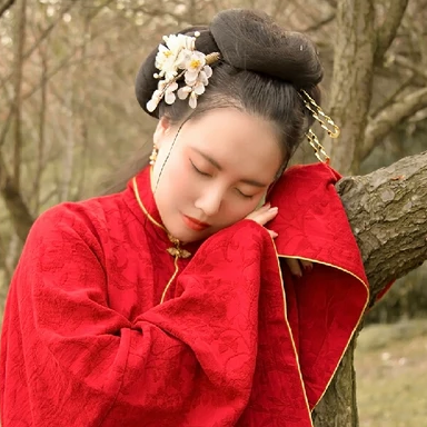 紅衣持團扇女生頭像，唯美古風(fēng)真人頭像