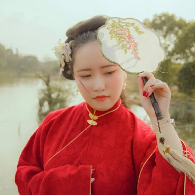 紅衣持團扇女生頭像，唯美古風(fēng)真人頭像