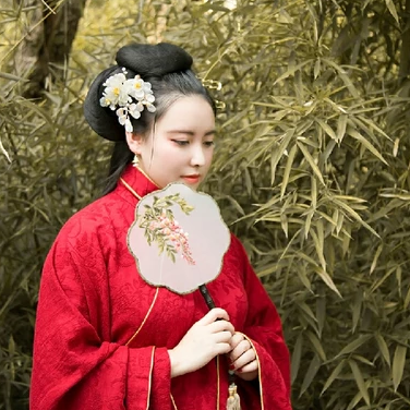 紅衣持團扇女生頭像，唯美古風(fēng)真人頭像