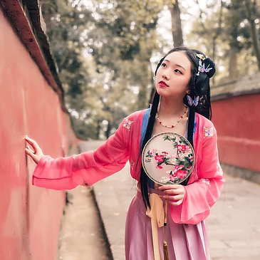 殷紅帶團扇女生頭像，唯美古風真人頭像