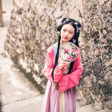 殷紅帶團扇女生頭像，唯美古風真人頭像