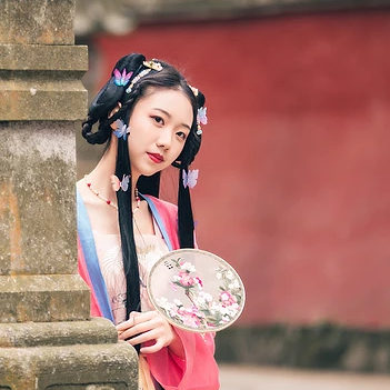 殷紅帶團扇女生頭像，唯美古風真人頭像