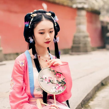 殷紅帶團扇女生頭像，唯美古風真人頭像