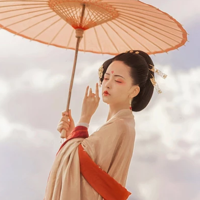 落霞黃昏帶傘女生頭像，唯美古風真人頭像