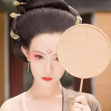 古典紅妝帶團扇女生頭像，唯美古風真人頭像